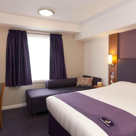 Premier Inn Epsom Central Eksteriør bilde