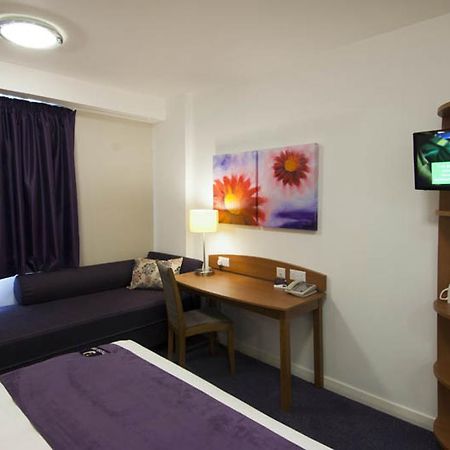 Premier Inn Epsom Central Eksteriør bilde