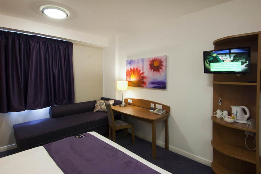 Premier Inn Epsom Central Eksteriør bilde