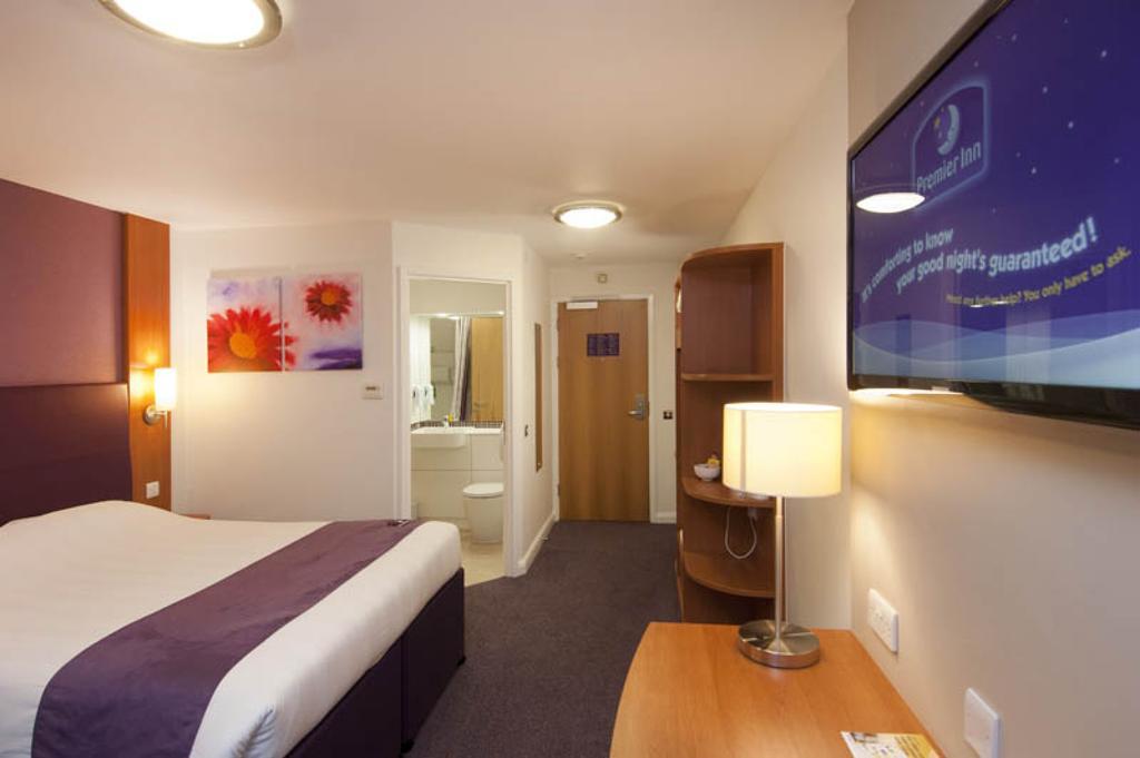 Premier Inn Epsom Central Eksteriør bilde