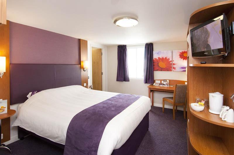 Premier Inn Epsom Central Eksteriør bilde