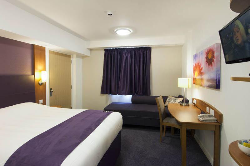 Premier Inn Epsom Central Eksteriør bilde